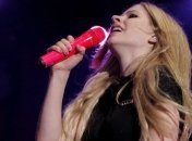 Канадская певица Аврил Лавин оказалась на грани жизни и смерти