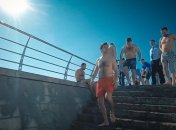 Зеленский в рамках визита в Одессу в красных шортах искупался в море (Видео)