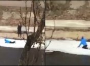 Ребенок играл на льдине, пока мама болтала по телефону: видео разгневало сеть