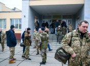 Украинцы возле военкомата