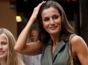 Платье со змеиным принтом: испанская королева продолжает поражать стильными образами