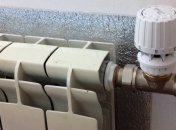 Экран за батарею можно купить или сделать самостоятельно из фольгированного утеплителя