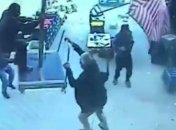 В Турции сильный ветер поднял в небо мужчину с зонтом (Видео)