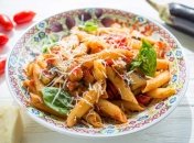 В этом блюде идеально сочетаются макароны и баклажаны