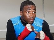 Чемпион мира по боксу совершил вооруженное ограбление и избил человека