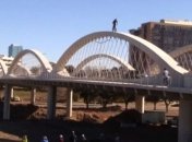 Эктремал проехался по узкой арке высокого моста (Видео)