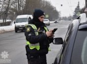 Працівник патрульної поліції під час перевірки водія