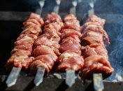 Чтобы приготовить сочный и вкусный шашлык важно правильно замариновать мясо перед жаркой