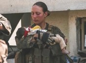 Это фото Николь с малышом на руках облетело все мировые СМИ. Позже оказалось, что она погибла в теракте