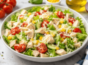 Салат с курицей, кукурузой и томатами
