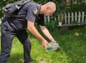 В Коростене полицейские похвастались, как отобрали у 71-летней пенсионерки 3,5 литра самогонки (фото)