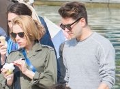 Беременная Скарлетт Йохансон на прогулке с женихом (ФОТО)