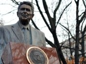 В Гданьске появился памятник Иоанну Павлу II и Рональду Рейгану