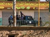 В городах Судана слышны взрывы и стрельба, на улице много вооруженных людей