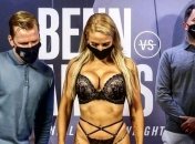 Непобедимая боксерша с 5-м размером груди разделась на взвешивании (видео)