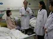 Китайский робот-хирург впервые пересадил матку от матери к дочери  