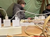 Відключення світла повернулося: як зарядити телефон без електрики