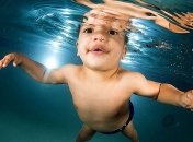 Оригинальный фотосет с социальным подтекстом: чудные малыши под водой (Фото)