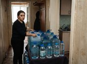 Женщина запаслась водой
