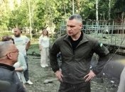 Виталий Кличко на месте падения обломков российской ракеты