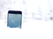 Смартфон в снегу