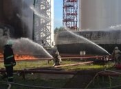 В ГСЧС сообщили, сколько еще будут тушить пожар на нефтебазе
