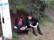 В Славянске люди заряжают телефоны на улице 