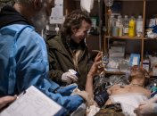 Подмигивание - подмигиванием, а военный остается верен своей жене