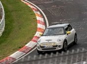 MINI Cooper SE преодолел так называемый "зеленый ад"
