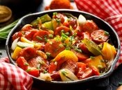 Запеченные колбаски с перцем и луком