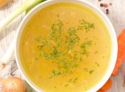 Легкий и питательный овощной бульон