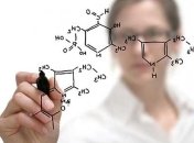 Исследование: люди склонны считать некрасивых ученых более умными и успешными 