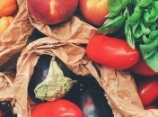 Бананы нужно мыть, а шкурку от киви можно есть: интересные факты о фруктах и ягодах