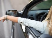 Водителям запрещено выполнять действия, которые могут отвлекать их от дороги