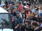 Полиция окружила протестующих в Ереване