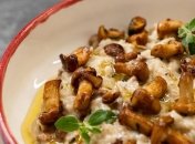 Попробуйте на завтрак что-то новое: Владимир Ярославский рассказал, как приготовить овсянку с пармезаном и лисичками