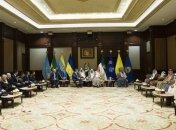 Порошенко наградил оружием чиновников Кувейта и Катара