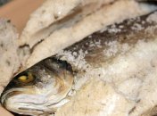 Сибас в морской соли