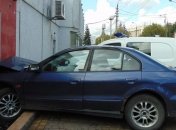 Протаранил дом и стрелял: в Черновцах задержали пьяного мужчину за рулем