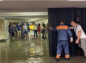 Метро в Києві довелося закрити через сильну зливу: як зараз працює підземка (фото, відео)