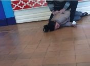 Пьяная мать второклассника разбила нос завучу школы: видео и подробности скандала в Мариуполе