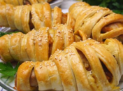 Удивите близких куриными окорочками в слоеном тесте