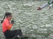 В чемпионате Украины футболист снес девушку-арбитра (видео)