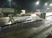 Во Львовской области перевернулся грузовик с топливом