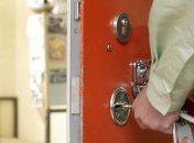 Россиянин 3 года держит собственную мать в домашнем "карцере"