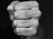 Срезали все волосы и избили: подростки сняли издевательство над сверстником на камеру