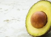 Косточка авокадо полезней: какими свойствами она обладает