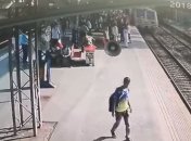 За секунду до трагедии: мужчина вытащил ребенка из-под движущегося поезда (Видео)