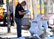 В Марселе авто врезалось в две автобусные остановки, погибла женщина