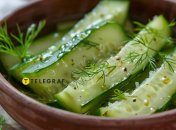 Такие огурцы получаются очень вкусными и пряными (изображение создано с помощью ИИ).